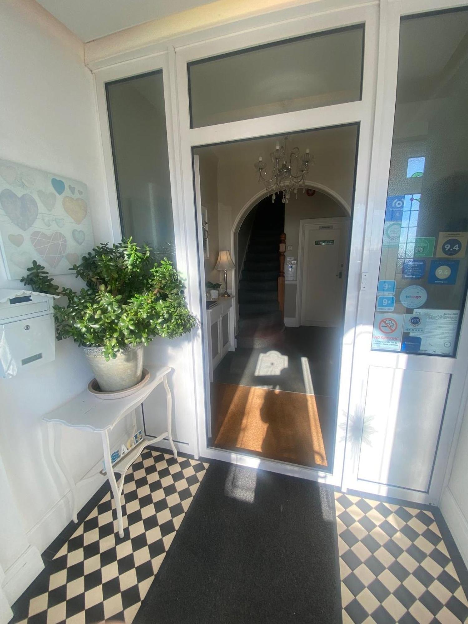 Pebbles Guest House Southend-on-Sea Exterior photo