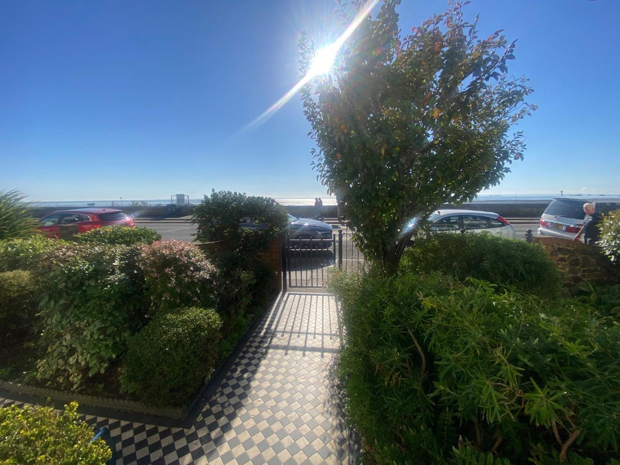 Pebbles Guest House Southend-on-Sea Exterior photo